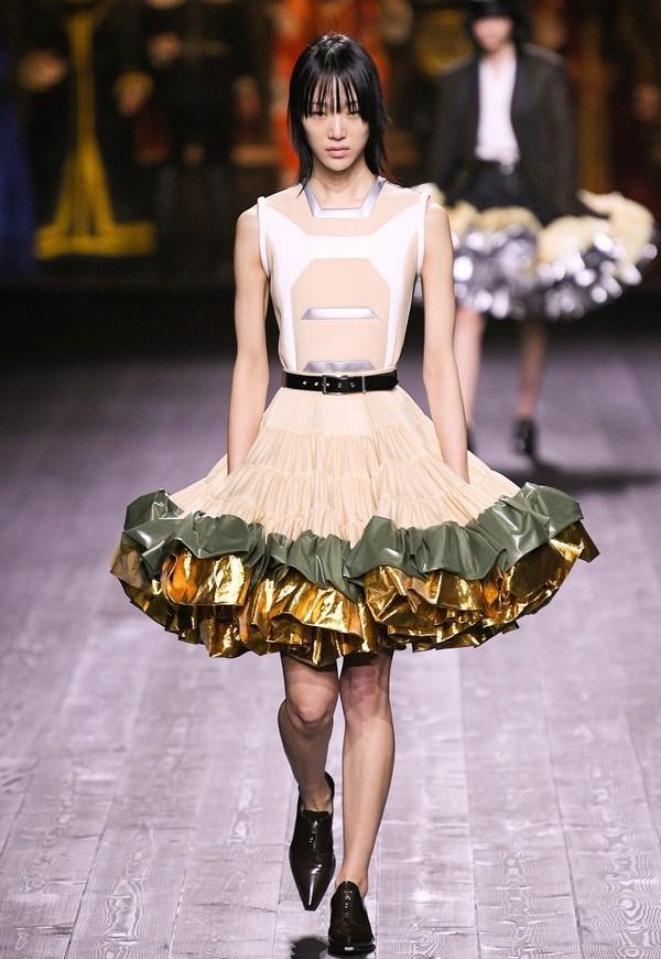 lv2020秋冬新款女装,2020lv新款女包 原创louis vuitton 2020秋冬女装系列:人生如戏,美靠lv