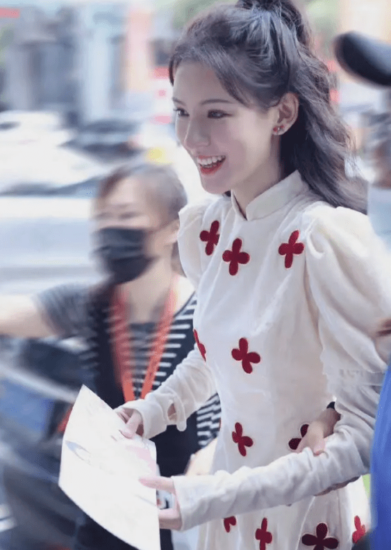 张予曦参加活动被人抓拍看清无p图身材王思聪眼光真好