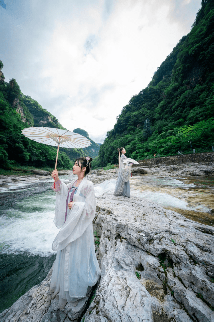 穿着汉服游山玩水光雾山拍照打卡地推荐