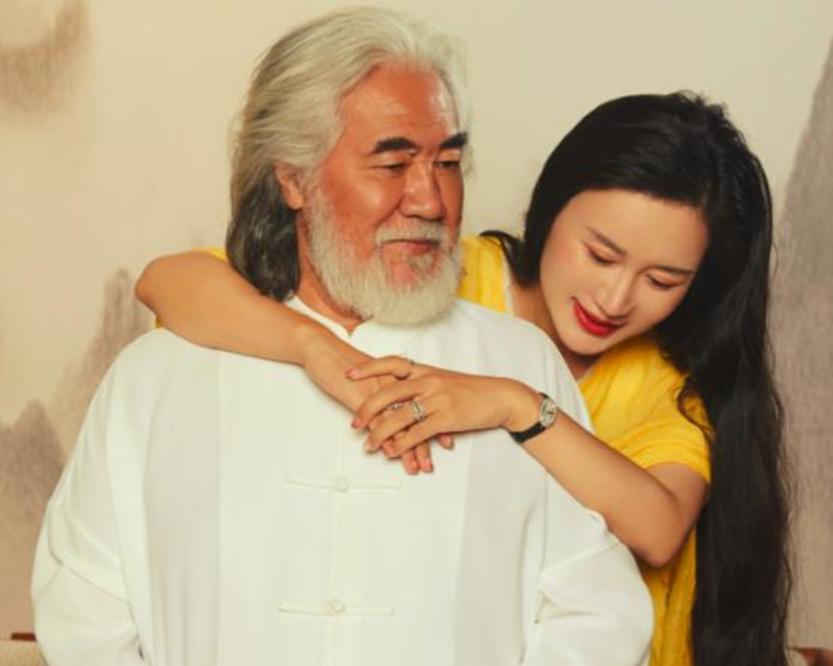张纪中一家五口同框,三个孩子呆萌可爱,老婆肤白貌美像隔代人?