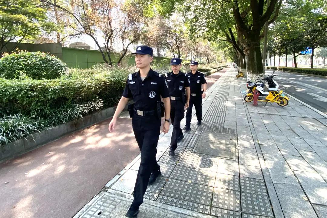 巡逻防控保平安 警灯闪烁护武陵