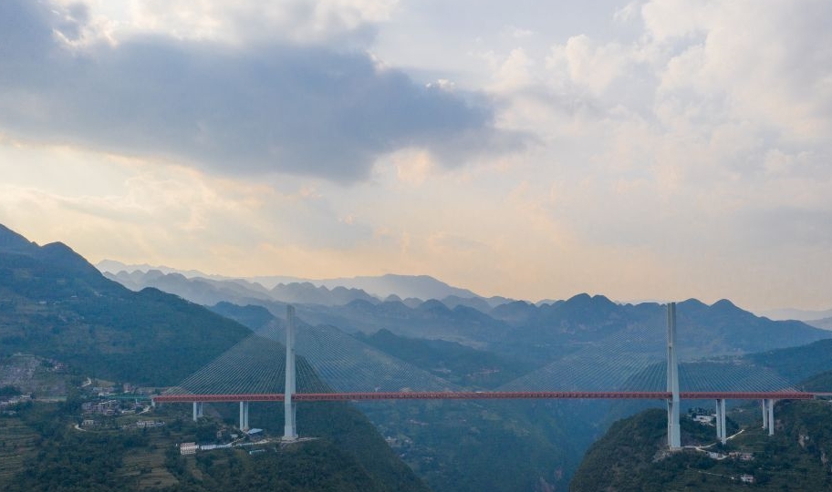 原创又一中国奇迹:云贵高原造出世界最高大桥,565米的高度折服世界