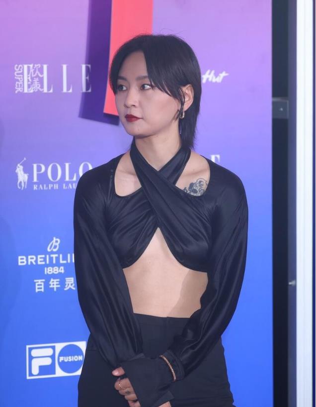 周笔畅的造型让人难理解,"平板"身材穿挂脖上衣,一身黑挺高级