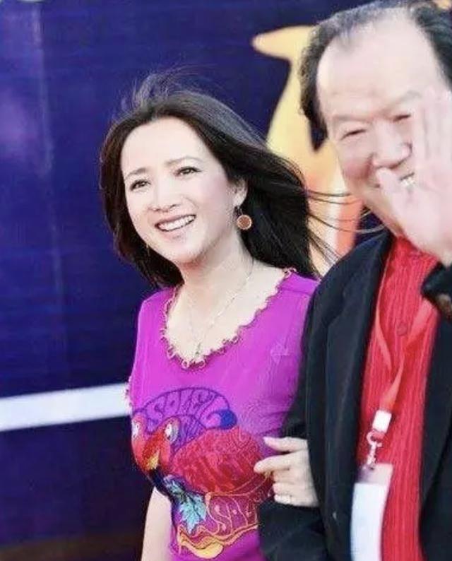 何晴无惧身材发福,穿t恤走红毯够自信,有"大妈肚"气质
