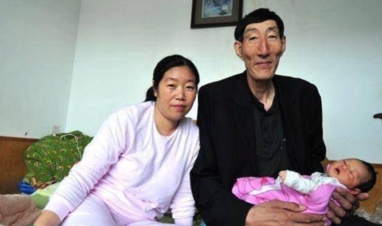 2米巨人鲍喜顺:56岁娶28岁娇妻,结婚生子后的他,现状如何?