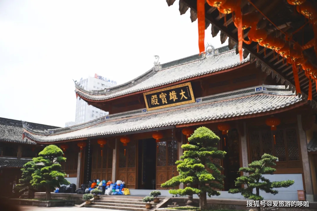 观宗寺本来叫延庆寺,曾经的选址非常好,就在宁波的日湖的莲心岛上,既