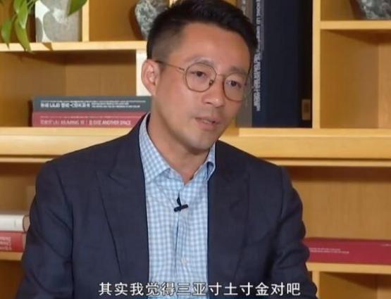 原创汪小菲现身高级晚宴,一身西装似贵公子,和京圈大佬谈笑聊生意?
