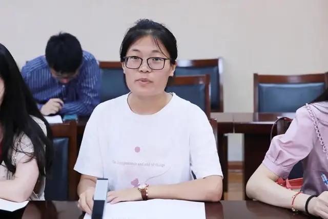 李宇茜:我深切的感受到了学校领导对我们新教师的殷切关心,各位领导的