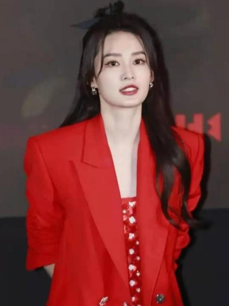 李沁离开滤镜还是美的,穿红色西装配小白鞋俏皮减龄,气质好少女