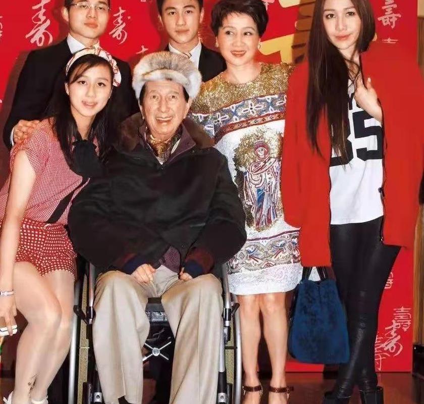 不过何超欣并没有在爸爸的溺爱下变成一个不学无术的小公主,反而她