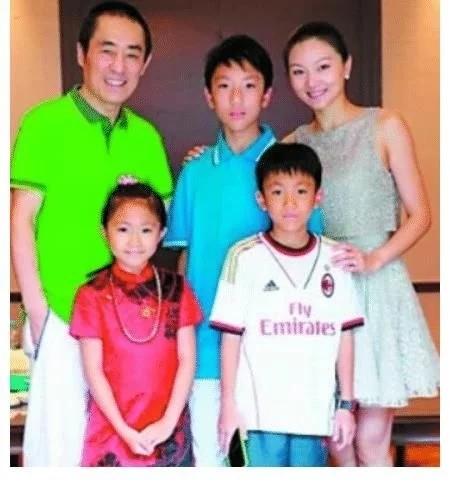 张艺谋小32岁的娇妻晒全家福:3个儿女像爸爸,儿子撞脸