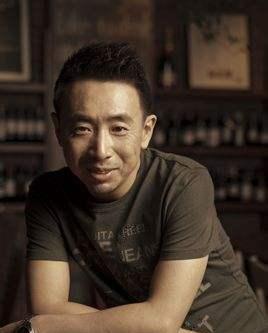 国家一级演员范雷:4登春晚,师承黄宏,和网恋妻子恩爱携手18年