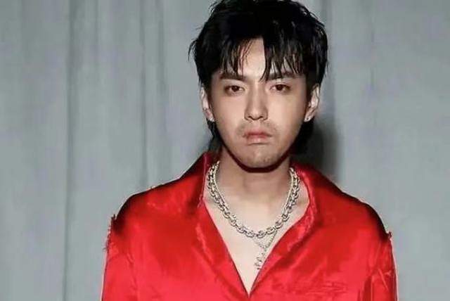 原创网曝疑似吴姓男星挂皮肤科就诊戴脚镣头套经重影对比身高吻合
