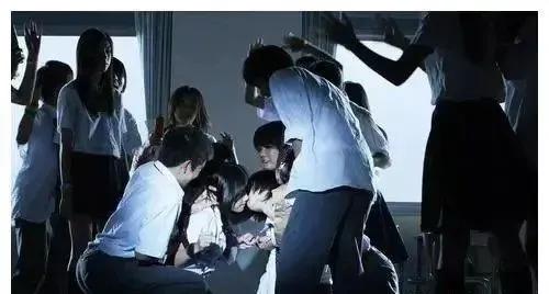 校园霸凌!云南一女孩遭16名未成年拳打脚踢2小时,全程