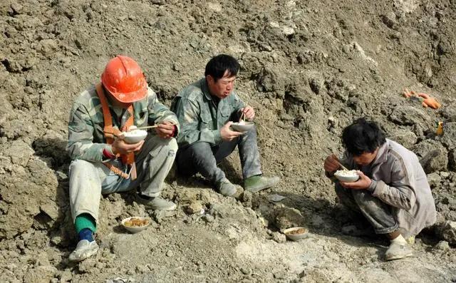十分伤害"农民工"的内心,他们都是干干净净通过双手努力工作挣钱的