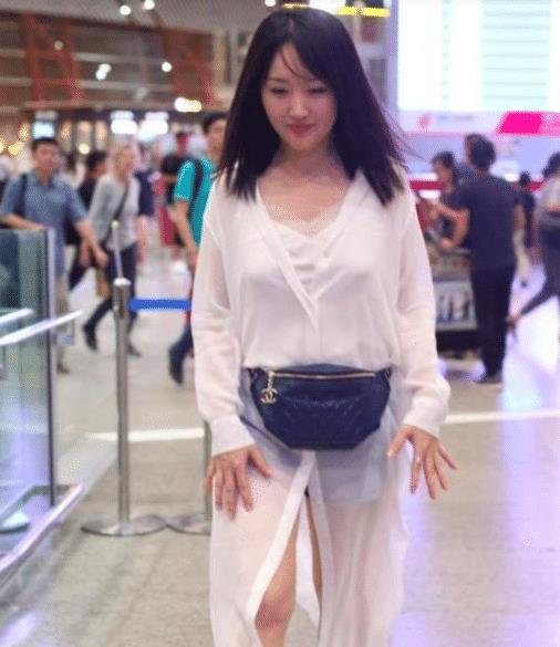 50岁的杨钰莹身材未走样穿层薄纱走机场细长腿若隐若现真惹眼