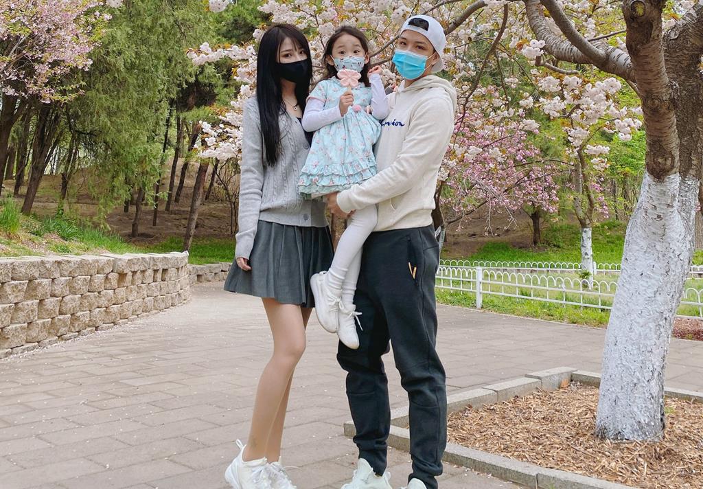 原创一家三口大被同眠!奥运冠军何冲与家人拍写真,妻子是设计师
