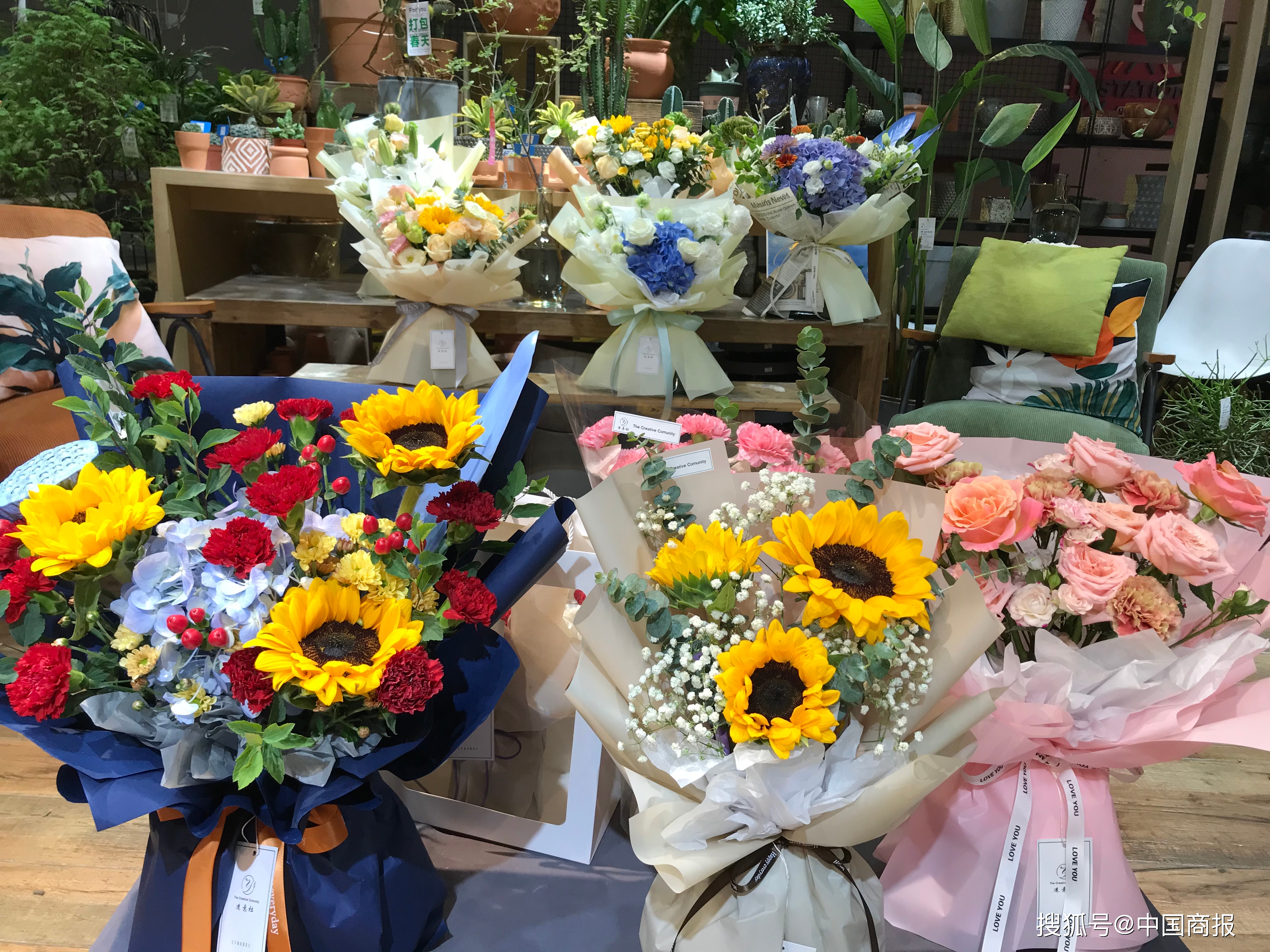 教师节当天,花店内摆满了等待配送的鲜花(张涛 摄)