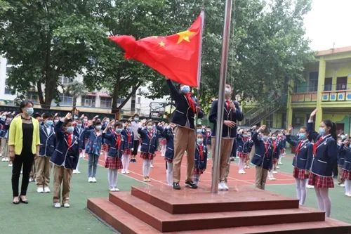 孩子在幼儿园升国旗,宝妈开心晒照被怼:都是轮流的,有啥优越感