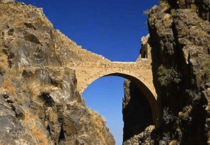 全球最"神秘"的桥,悬于2600米高空400年,建造方式至今是迷