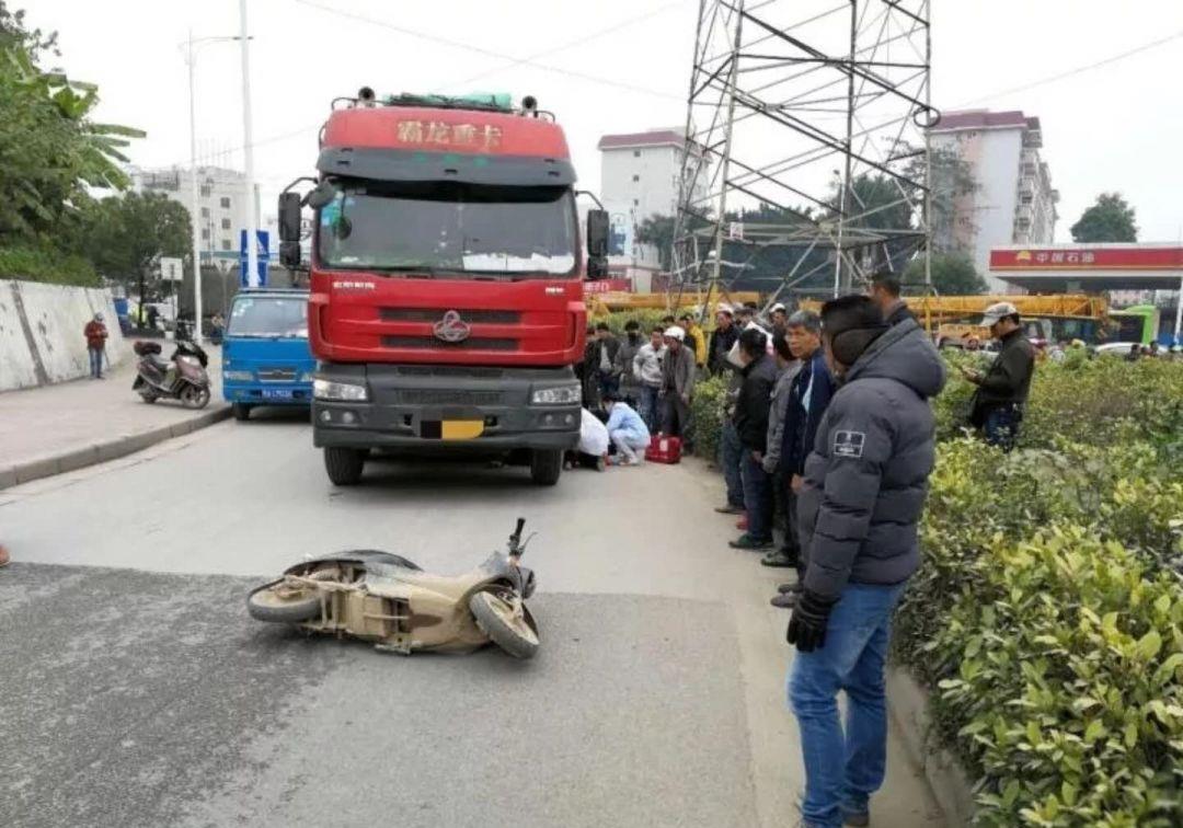 湖北发生惨烈车祸 电动车撞上违停货车致一死四伤!司机无证驾车