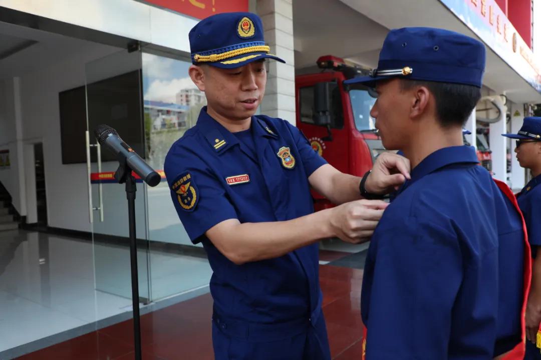 新装亮相赣州市专职消防员换装