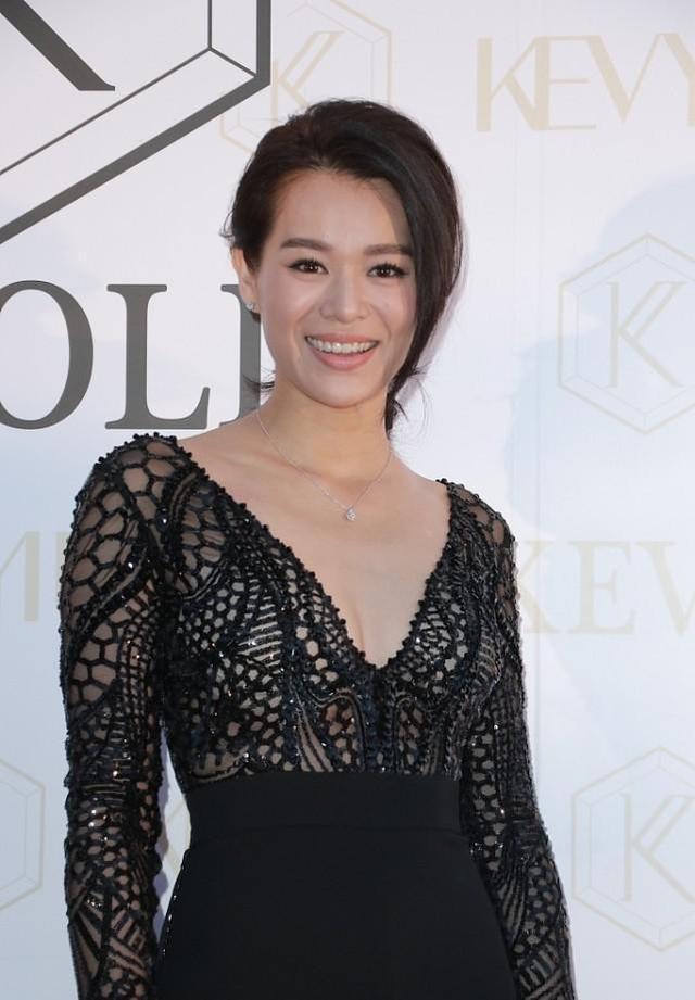 胡杏儿的身材真挺丰满,但穿衣品味不俗,透视装穿出了优雅贵妇感
