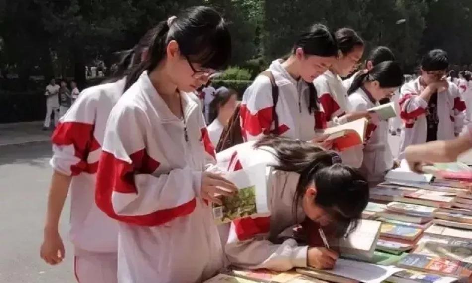 北京多所高中校服闪亮出镜,孩子们的校服也太美了!