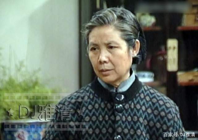 1982年,她在《城南旧事》中扮演宋妈,精湛的演技,将人物的内在心理