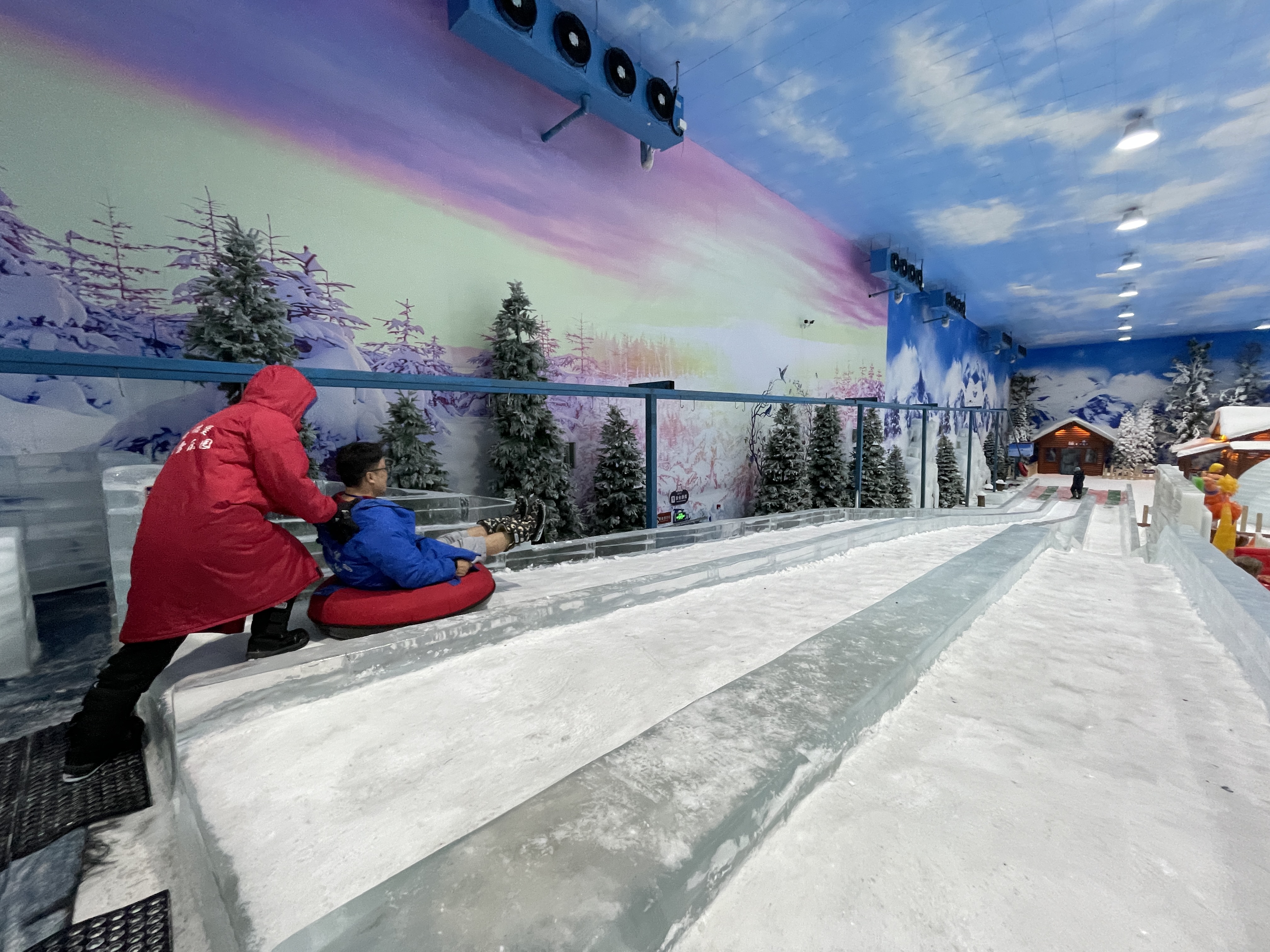 在隐贤山庄的圣德堡飘雪乐园同样可以满足你对冰雪世界的渴望