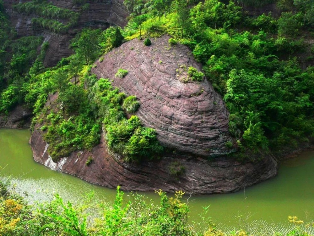 景观:石笋干霄,济公石,鹰嘴石,通天岩