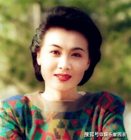 她在话剧《上海的早晨》中饰演三姨太林婉芝.
