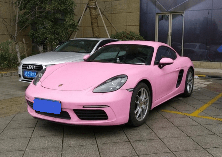 买辆保时捷718为哄女友开心贴上了无奈的粉色车膜