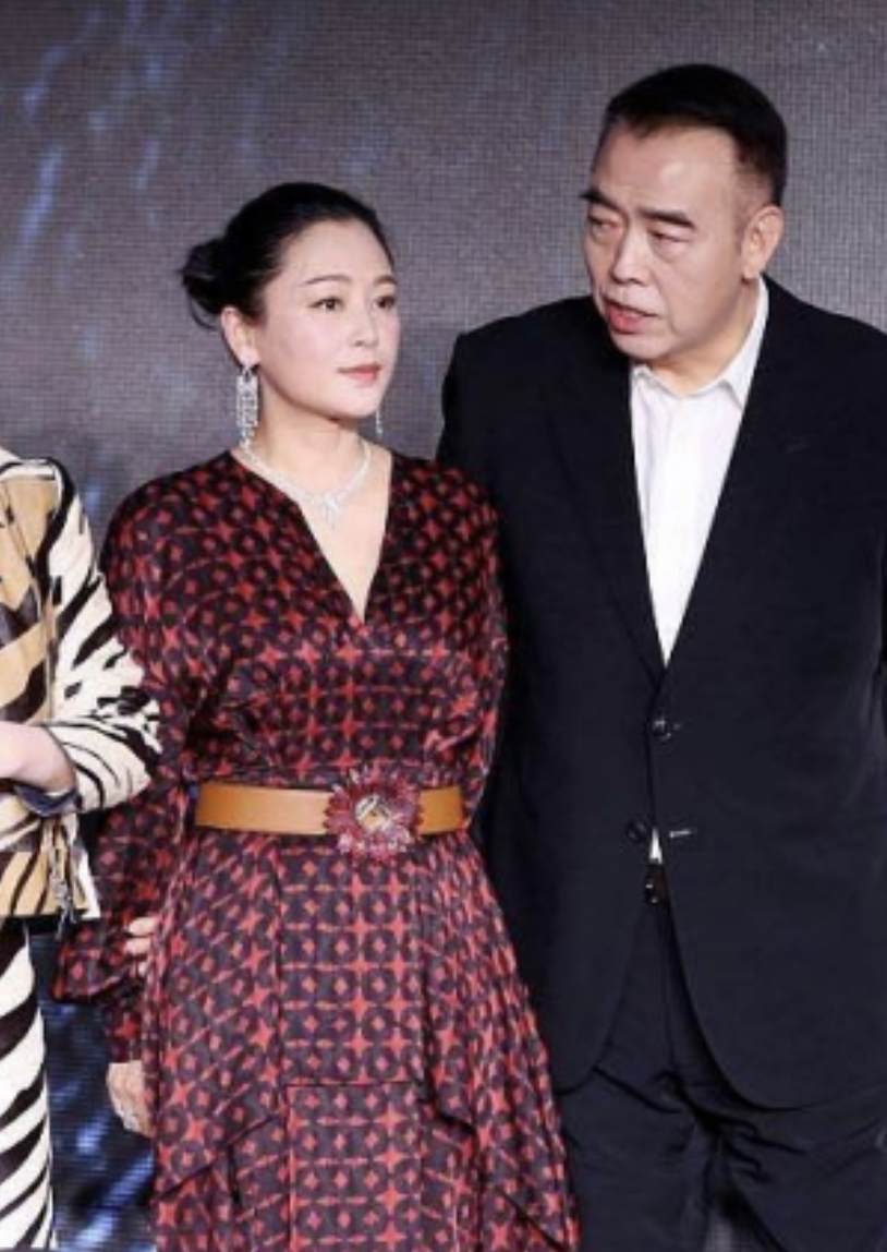 陈红高颜值任性,一把年纪还敢穿大红裙配黑丝,连气质都被带偏了