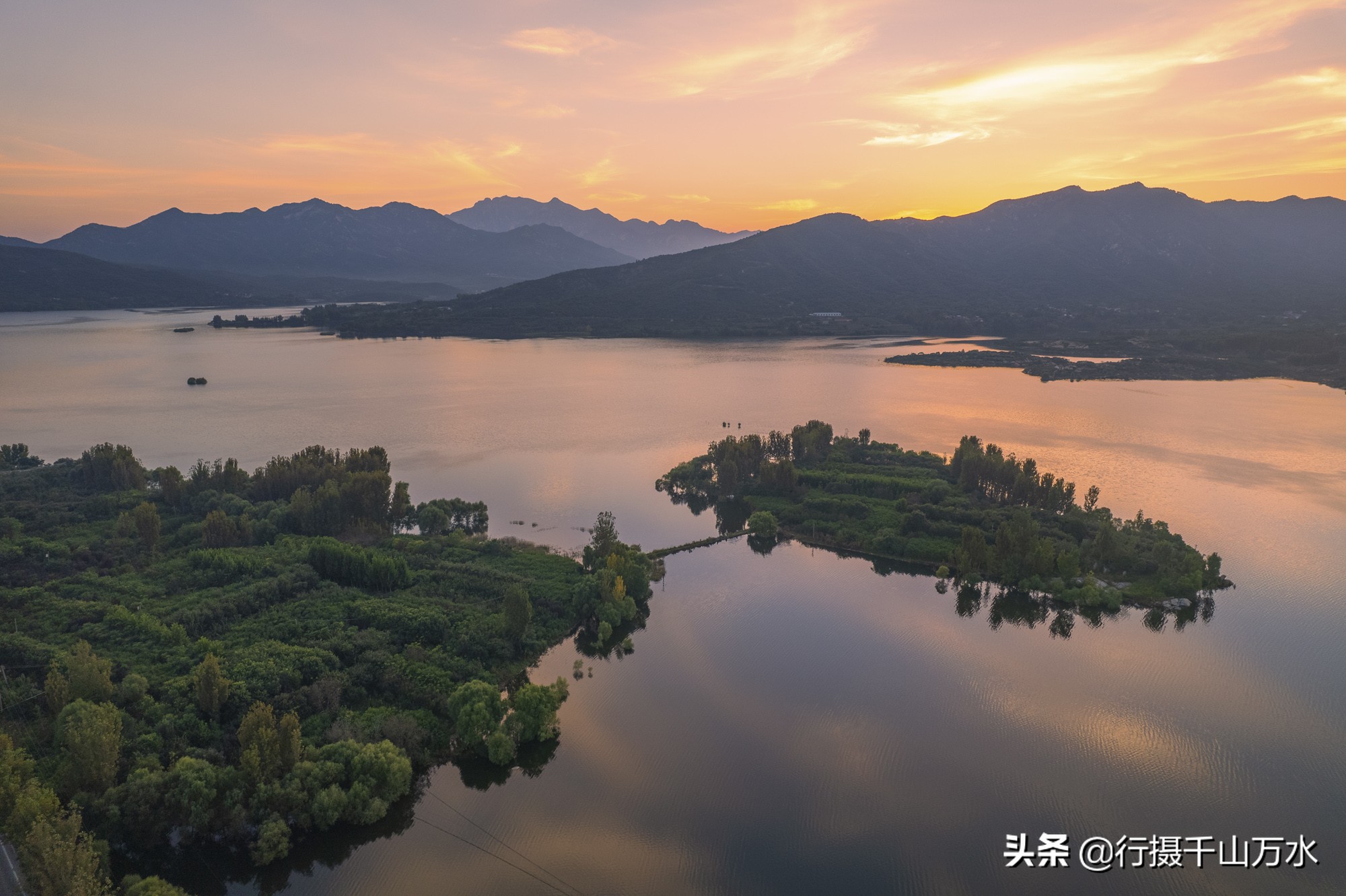 航拍泰安黄前水库,绚丽晚霞映红了水面,水天一色美如画卷
