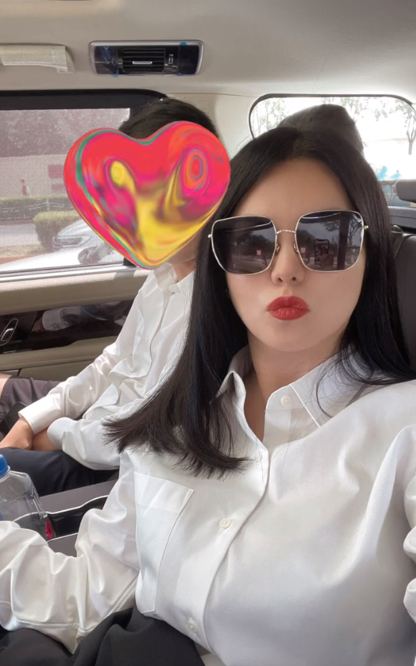 原创李湘豪车内自拍,与一旁异性穿情侣装,墨镜遮面嘟嘴卖萌心情好