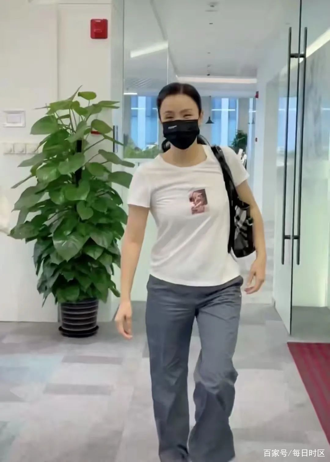 拍到陶虹素颜,颜值身材还不如素人,包装一下就这么气质漂亮了!