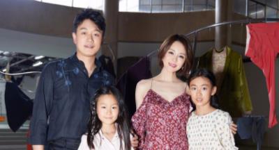 原创佟大为一家五口出游,俩保姆伺候宝贝儿子,13岁女儿身高直追1米8