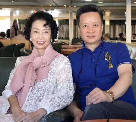 阎维文与妻子出游,二人并肩远眺山水,抗癌30年老公不离不弃