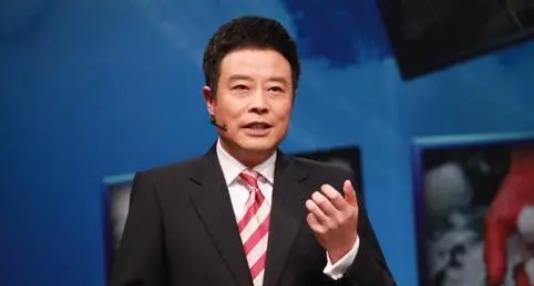 原创首位天气预报主持人娶小12岁学妹成宠妻狂魔如今儿女双全