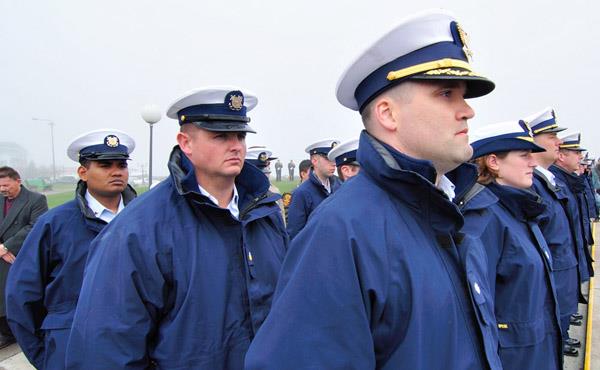 美国海岸警卫队的派克大衣,戈尔特斯面料遮风挡雨,军衔戴在胸前