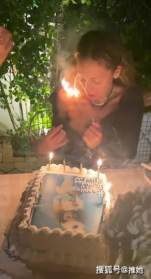 原创女人一到40岁就会傻吗美国女明星过生日吹蜡烛把自己头发点着了