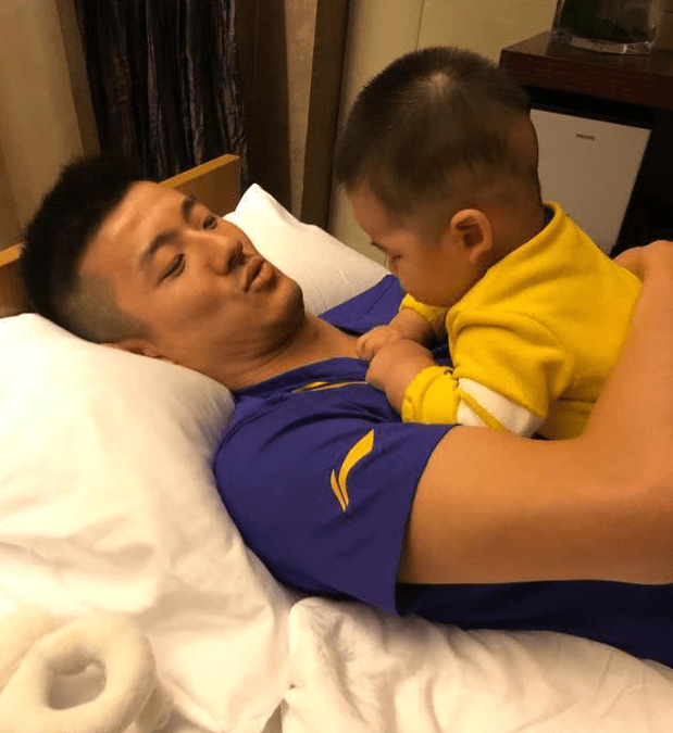 原创谌龙携妻儿游玩,沦为拍照"工具人",王适娴与儿子互动太抢镜!