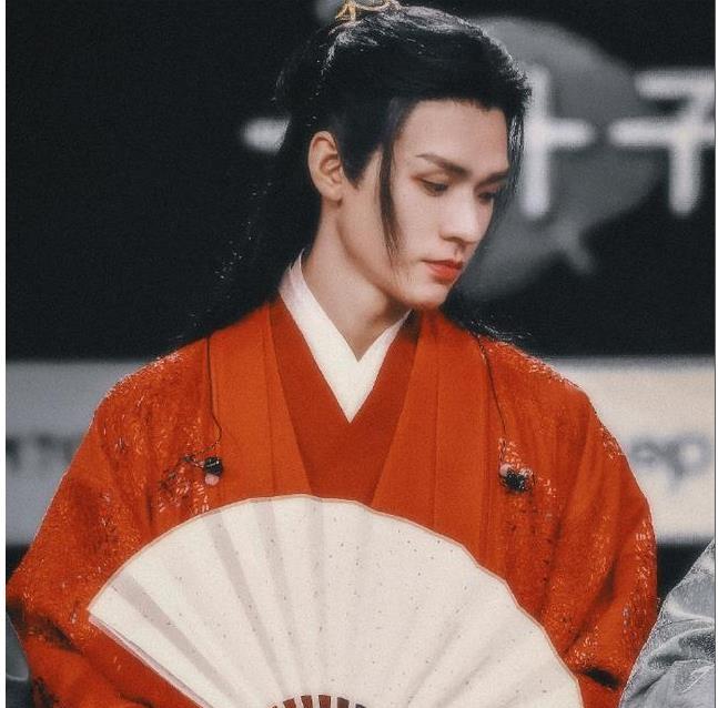杨洋龚俊古装转扇子你觉得哪位大帅哥