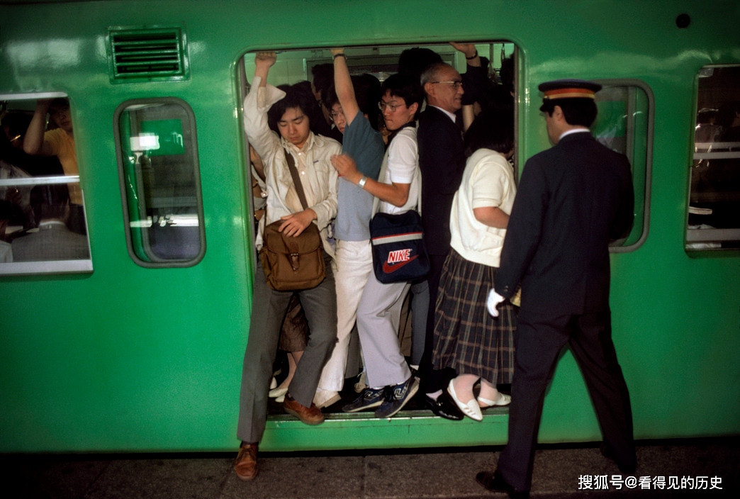 原创老照片 1985年日本东京 拥挤的地铁真是挤死人