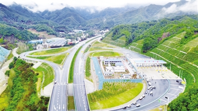 于欢)9月26日9时,被誉为"最美云中高速"的郑西高速公路栾川至西峡双龙