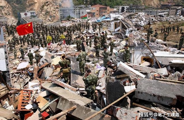 汶川地震中,舍命救7人的英雄,为何会成为"阶下囚"?