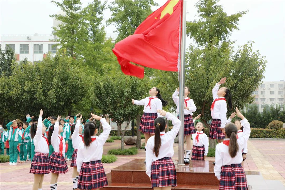 为祖国庆生 向国旗敬礼—濮阳市昆吾小学第五周主题升旗仪式隆重