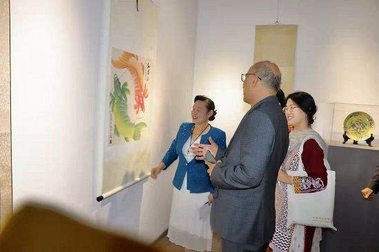 中国女企业家协会副会长李平女士与青钱古茗斋画家文燕女士合影 北京