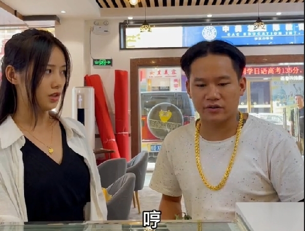 原创颠小志扮演摩的佬搞笑走红超硬核搞笑能力让人看一次笑一次